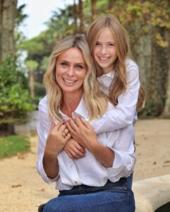 Serena Autieri Instagram - . A’ Mamma (Salvatore Di Giacomo) Chi tene a mamma è ricche e nun ‘o sape; chi tene a mamma è felice e nun ll’apprezza pecché ll’ammore ‘e mamma è ‘na ricchezza è comme ‘o mare ca nun fernesce maje. Pure ll’omme cchiù triste e malamente è ancora bbuon si vò bbene ‘a mamma. A mamma tutto te dà, niente te cerca e si te vede ‘e chiagnere senza sapè ‘o pecché… t’a stregne ‘mpiette e chiagne ‘nsieme a tè! #festadellamamma