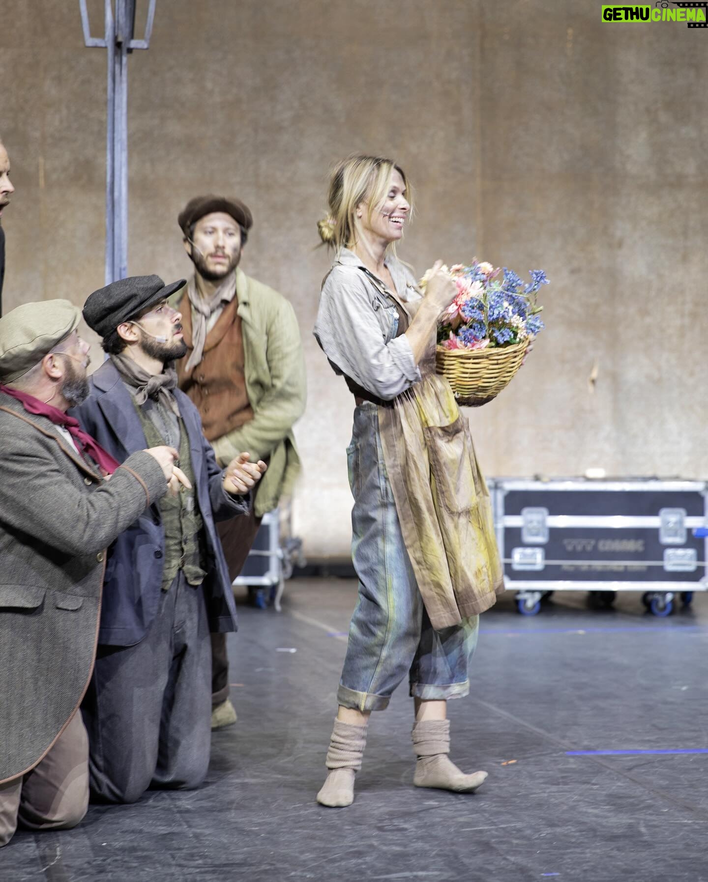Serena Autieri Instagram - #NAPOLI sta arrivando My Fair Lady! Mancano solo 3 giorni al grande debutto, vi aspettiamo al @teatro_augusteo_napoli dal 1 al 10 marzo π Biglietti disponibili su: ticketone.it o bigliettoveloce.it Cast artistico: Produttore @enricogriselli Adattamento italiano: @vincenzo_incenzo Direzione musicale: @enzocampagnolireal Coreografie: @santuccigianni Costumi: @la_fratto Nel ruolo di Eliza Doolittle: @serena_autieri Nel ruolo di Henry Higghins: @ivancastiglione Nel ruolo di Pickering: @manliodovi9 Nel ruolo di Mrs. Higghins: @fiorettamariofficial Nel ruolo di Alfred Doolittle: @gianfrancophinoofficial Nel ruolo di Mrs. Pearce: @galante.clara Nel ruolo di Freddy Heinsford Hill: @_luca_bacci_