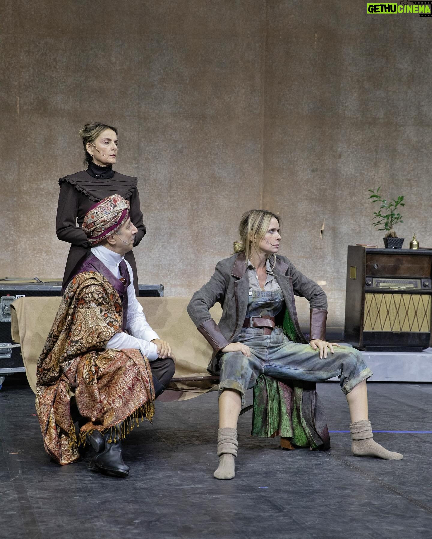 Serena Autieri Instagram - #NAPOLI sta arrivando My Fair Lady! Mancano solo 3 giorni al grande debutto, vi aspettiamo al @teatro_augusteo_napoli dal 1 al 10 marzo π Biglietti disponibili su: ticketone.it o bigliettoveloce.it Cast artistico: Produttore @enricogriselli Adattamento italiano: @vincenzo_incenzo Direzione musicale: @enzocampagnolireal Coreografie: @santuccigianni Costumi: @la_fratto Nel ruolo di Eliza Doolittle: @serena_autieri Nel ruolo di Henry Higghins: @ivancastiglione Nel ruolo di Pickering: @manliodovi9 Nel ruolo di Mrs. Higghins: @fiorettamariofficial Nel ruolo di Alfred Doolittle: @gianfrancophinoofficial Nel ruolo di Mrs. Pearce: @galante.clara Nel ruolo di Freddy Heinsford Hill: @_luca_bacci_