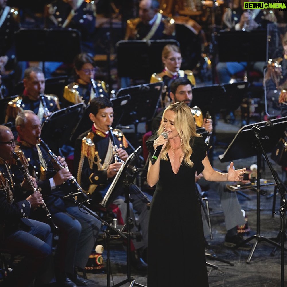 Serena Autieri Instagram - Alcuni momenti del magico concerto di ieri sera al teatro dell'Opera di Roma in occasione del 171° Anniversario della Fondazione della Polizia di Stato. E’ stato un onore essere ancora una volta vicina alle Istituzioni e ai valori che esse promuovono e difendono. Un grazie a: Maestro Maurizio Billi, Banda Musicale della Polizia di Stato @poliziadistato_officialpage, Ministro Matteo Piantedosi, @opera_roma @claudiobaglioniofficial @paolasaluzzi @mariaagresta @massimilianoossini