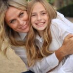 Serena Autieri Instagram – .
A’ Mamma
(Salvatore Di Giacomo)
Chi tene a mamma
è ricche e nun ‘o sape;
chi tene a mamma
è felice e nun ll’apprezza
pecché ll’ammore ‘e mamma
è ‘na ricchezza
è comme ‘o mare
ca nun fernesce maje.
Pure ll’omme cchiù triste e malamente
è ancora bbuon si vò bbene ‘a mamma.
A mamma tutto te dà,
niente te cerca
e si te vede ‘e chiagnere
senza sapè ‘o pecché…
t’a stregne ‘mpiette
e chiagne ‘nsieme a tè!

#festadellamamma