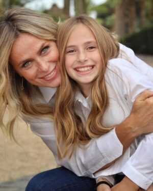 Serena Autieri Instagram - .
A’ Mamma
(Salvatore Di Giacomo)
Chi tene a mamma
è ricche e nun ‘o sape;
chi tene a mamma
è felice e nun ll’apprezza
pecché ll’ammore ‘e mamma
è ‘na ricchezza
è comme ‘o mare
ca nun fernesce maje.
Pure ll’omme cchiù triste e malamente
è ancora bbuon si vò bbene ‘a mamma.
A mamma tutto te dà,
niente te cerca
e si te vede ‘e chiagnere
senza sapè ‘o pecché…
t’a stregne ‘mpiette
e chiagne ‘nsieme a tè!

#festadellamamma