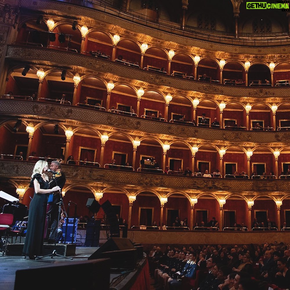 Serena Autieri Instagram - Alcuni momenti del magico concerto di ieri sera al teatro dell'Opera di Roma in occasione del 171° Anniversario della Fondazione della Polizia di Stato. E’ stato un onore essere ancora una volta vicina alle Istituzioni e ai valori che esse promuovono e difendono. Un grazie a: Maestro Maurizio Billi, Banda Musicale della Polizia di Stato @poliziadistato_officialpage, Ministro Matteo Piantedosi, @opera_roma @claudiobaglioniofficial @paolasaluzzi @mariaagresta @massimilianoossini