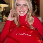 Serena Autieri Instagram - Babbo Natale mandato da Naima ha già bussato alla mia porta🎅🏼 Mancano tre giorni alla vigilia, ecco qualche idea per i vostri regali dell’ultimo minuto. Scoprite il ‘calendario della bellezza’ su naima.it o correte in una delle tantissime profumerie per approfittare di tutte le offerte e regali esclusivi! @naimaprofumerie /ad
