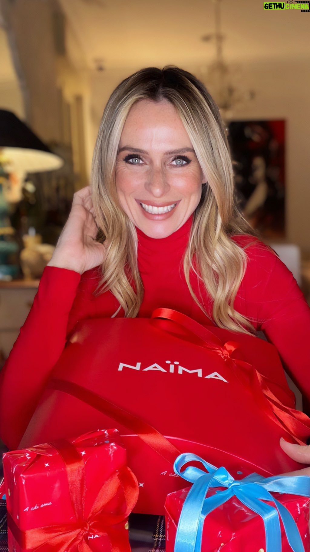 Serena Autieri Instagram - Babbo Natale mandato da Naima ha già bussato alla mia porta🎅🏼 Mancano tre giorni alla vigilia, ecco qualche idea per i vostri regali dell’ultimo minuto. Scoprite il ‘calendario della bellezza’ su naima.it o correte in una delle tantissime profumerie per approfittare di tutte le offerte e regali esclusivi! @naimaprofumerie /ad