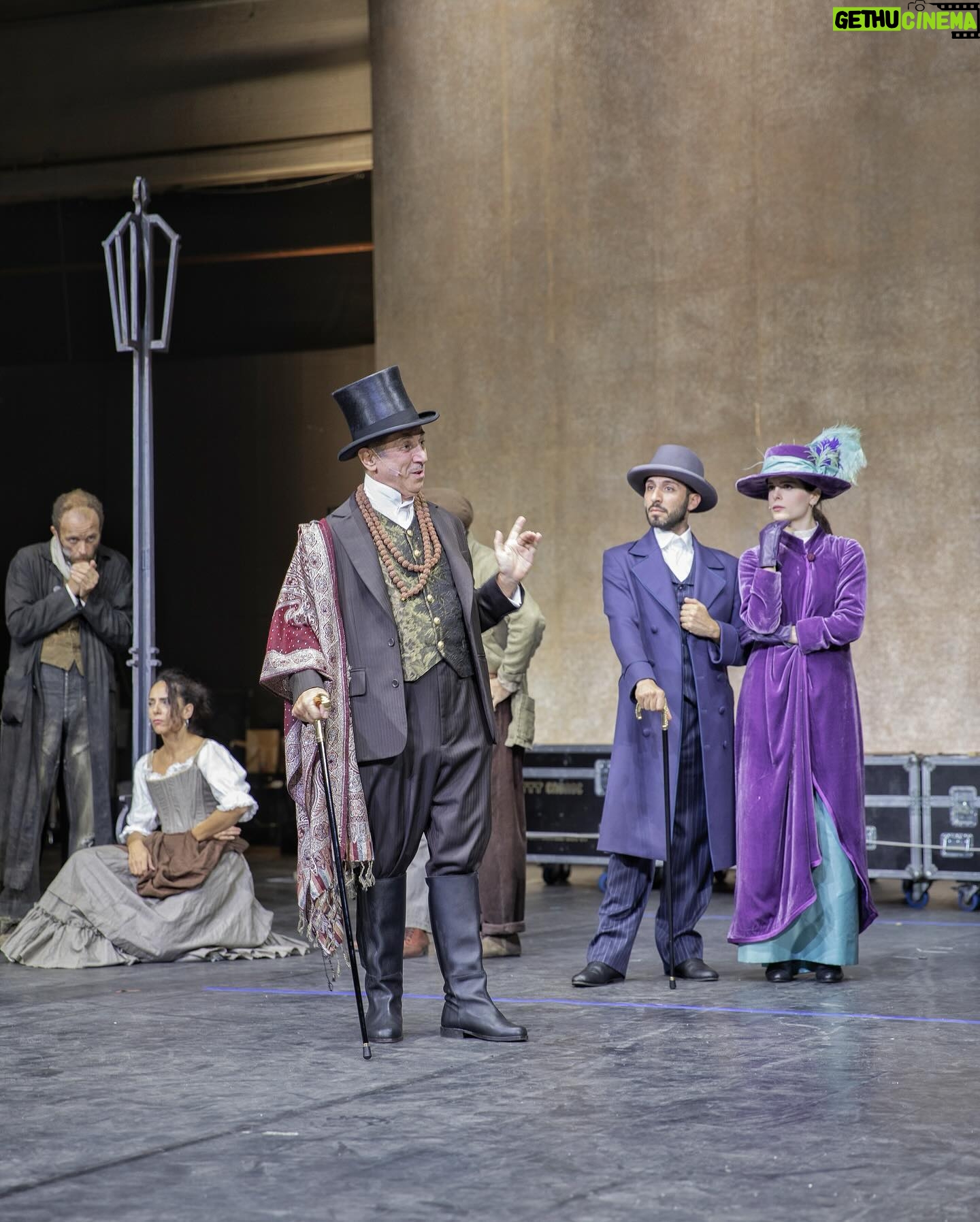 Serena Autieri Instagram - #NAPOLI sta arrivando My Fair Lady! Mancano solo 3 giorni al grande debutto, vi aspettiamo al @teatro_augusteo_napoli dal 1 al 10 marzo π Biglietti disponibili su: ticketone.it o bigliettoveloce.it Cast artistico: Produttore @enricogriselli Adattamento italiano: @vincenzo_incenzo Direzione musicale: @enzocampagnolireal Coreografie: @santuccigianni Costumi: @la_fratto Nel ruolo di Eliza Doolittle: @serena_autieri Nel ruolo di Henry Higghins: @ivancastiglione Nel ruolo di Pickering: @manliodovi9 Nel ruolo di Mrs. Higghins: @fiorettamariofficial Nel ruolo di Alfred Doolittle: @gianfrancophinoofficial Nel ruolo di Mrs. Pearce: @galante.clara Nel ruolo di Freddy Heinsford Hill: @_luca_bacci_