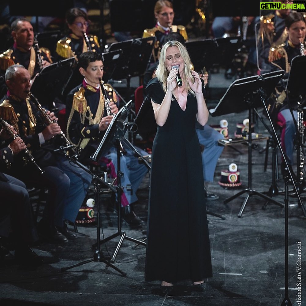 Serena Autieri Instagram - Alcuni momenti del magico concerto di ieri sera al teatro dell'Opera di Roma in occasione del 171° Anniversario della Fondazione della Polizia di Stato. E’ stato un onore essere ancora una volta vicina alle Istituzioni e ai valori che esse promuovono e difendono. Un grazie a: Maestro Maurizio Billi, Banda Musicale della Polizia di Stato @poliziadistato_officialpage, Ministro Matteo Piantedosi, @opera_roma @claudiobaglioniofficial @paolasaluzzi @mariaagresta @massimilianoossini