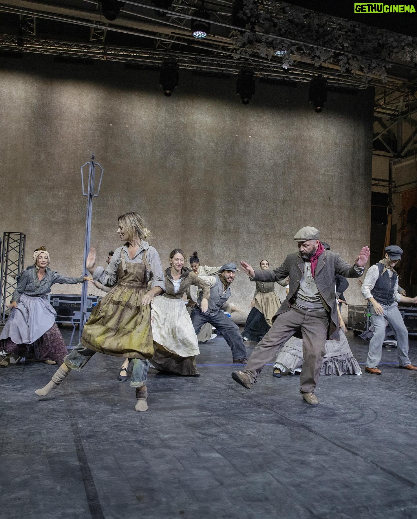 Serena Autieri Instagram - #NAPOLI sta arrivando My Fair Lady! Mancano solo 3 giorni al grande debutto, vi aspettiamo al @teatro_augusteo_napoli dal 1 al 10 marzo π Biglietti disponibili su: ticketone.it o bigliettoveloce.it Cast artistico: Produttore @enricogriselli Adattamento italiano: @vincenzo_incenzo Direzione musicale: @enzocampagnolireal Coreografie: @santuccigianni Costumi: @la_fratto Nel ruolo di Eliza Doolittle: @serena_autieri Nel ruolo di Henry Higghins: @ivancastiglione Nel ruolo di Pickering: @manliodovi9 Nel ruolo di Mrs. Higghins: @fiorettamariofficial Nel ruolo di Alfred Doolittle: @gianfrancophinoofficial Nel ruolo di Mrs. Pearce: @galante.clara Nel ruolo di Freddy Heinsford Hill: @_luca_bacci_