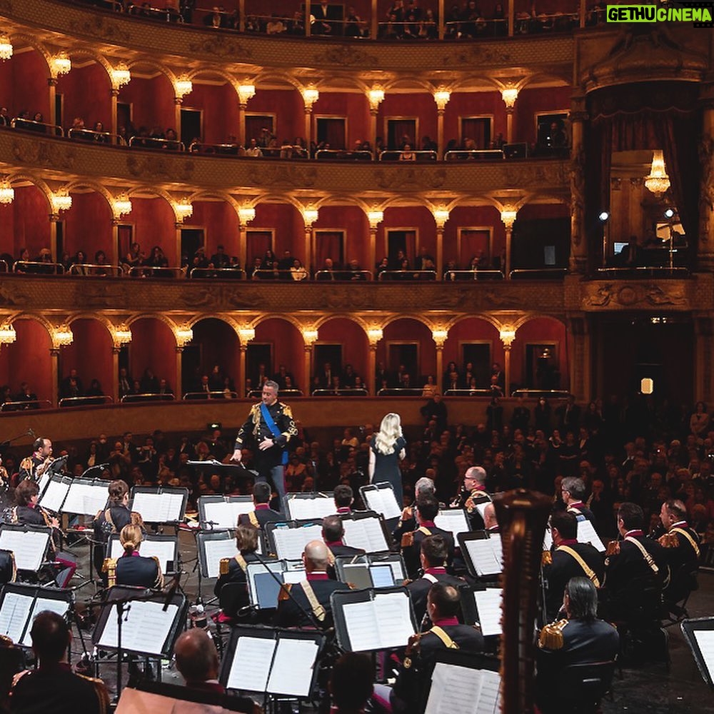 Serena Autieri Instagram - Alcuni momenti del magico concerto di ieri sera al teatro dell'Opera di Roma in occasione del 171° Anniversario della Fondazione della Polizia di Stato. E’ stato un onore essere ancora una volta vicina alle Istituzioni e ai valori che esse promuovono e difendono. Un grazie a: Maestro Maurizio Billi, Banda Musicale della Polizia di Stato @poliziadistato_officialpage, Ministro Matteo Piantedosi, @opera_roma @claudiobaglioniofficial @paolasaluzzi @mariaagresta @massimilianoossini