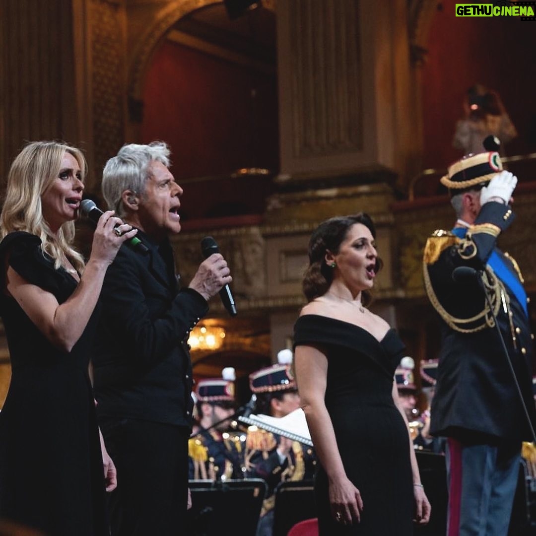 Serena Autieri Instagram - Alcuni momenti del magico concerto di ieri sera al teatro dell'Opera di Roma in occasione del 171° Anniversario della Fondazione della Polizia di Stato. E’ stato un onore essere ancora una volta vicina alle Istituzioni e ai valori che esse promuovono e difendono. Un grazie a: Maestro Maurizio Billi, Banda Musicale della Polizia di Stato @poliziadistato_officialpage, Ministro Matteo Piantedosi, @opera_roma @claudiobaglioniofficial @paolasaluzzi @mariaagresta @massimilianoossini