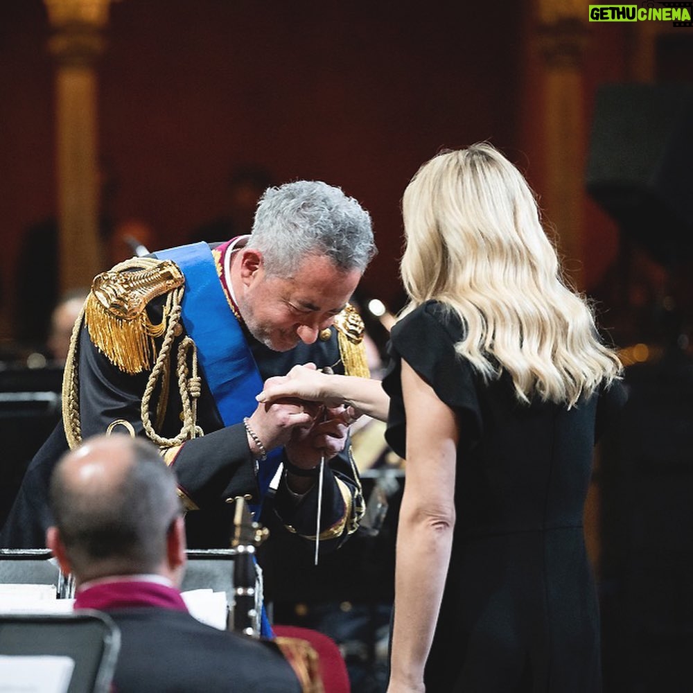 Serena Autieri Instagram - Alcuni momenti del magico concerto di ieri sera al teatro dell'Opera di Roma in occasione del 171° Anniversario della Fondazione della Polizia di Stato. E’ stato un onore essere ancora una volta vicina alle Istituzioni e ai valori che esse promuovono e difendono. Un grazie a: Maestro Maurizio Billi, Banda Musicale della Polizia di Stato @poliziadistato_officialpage, Ministro Matteo Piantedosi, @opera_roma @claudiobaglioniofficial @paolasaluzzi @mariaagresta @massimilianoossini