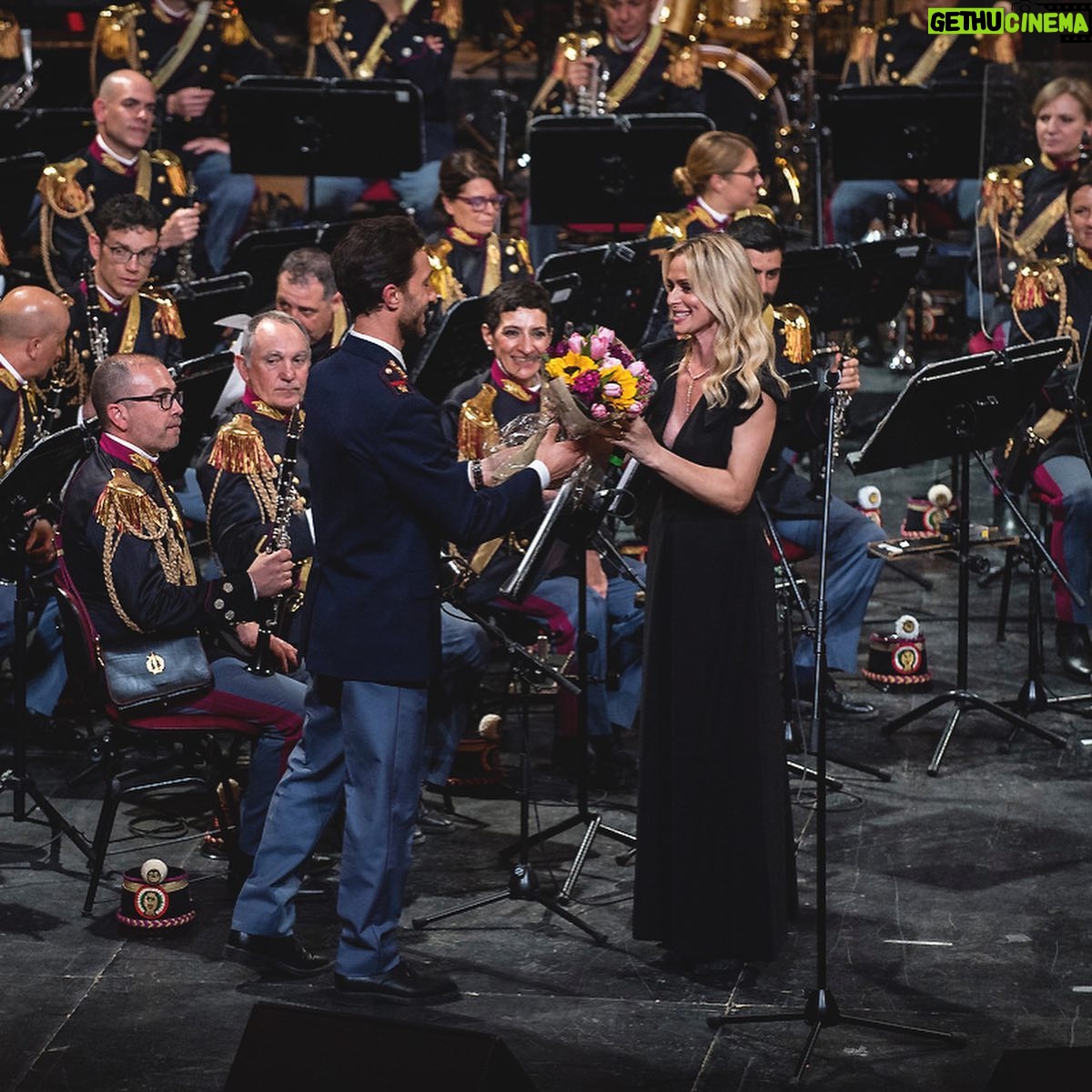 Serena Autieri Instagram - Alcuni momenti del magico concerto di ieri sera al teatro dell'Opera di Roma in occasione del 171° Anniversario della Fondazione della Polizia di Stato. E’ stato un onore essere ancora una volta vicina alle Istituzioni e ai valori che esse promuovono e difendono. Un grazie a: Maestro Maurizio Billi, Banda Musicale della Polizia di Stato @poliziadistato_officialpage, Ministro Matteo Piantedosi, @opera_roma @claudiobaglioniofficial @paolasaluzzi @mariaagresta @massimilianoossini