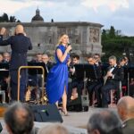 Serena Autieri Instagram – ‘Melodie d’autore in una serata di maggio’
Una serata magica immersa nella splendida cornice del Parco Archeologico del Colosseo di Roma.
Grazie @aeronautica.militare per avermi voluto ancora una volta al suo fianco.

Abito: @giorgioarmani 
gioielli: @roberto_coin