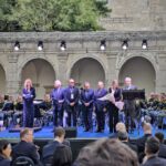 Serena Autieri Instagram - G7, Capri. Un ringraziamento alla banda musicale della guardia di finanza ed ai ministri: Antonio Tajani, Josep Borrell, Mélanie Joly, Michele Di Bari, Marino Lembo e Alessandro Scoppa 👗 @giorgioarmani 💍 @roberto_coin 👠 @lesilla