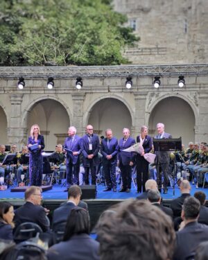 Serena Autieri Instagram - G7, Capri.
Un ringraziamento alla banda musicale della guardia di finanza ed ai ministri: Antonio Tajani, Josep Borrell, Mélanie Joly, Michele Di Bari, Marino Lembo e Alessandro Scoppa

👗 @giorgioarmani 
💍 @roberto_coin 
👠 @lesilla
