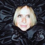 Serena Autieri Instagram - “La Sciantosa” Il palcoscenico è donna, ritorna in scena in una veste tutta nuova... Grazie ad @enricogriselli per avere ideato e voluto questo spettacolo che ha debuttato al @festivaldispoleto, a @vincenzo_incenzo per la sua meravigliosa scrittura, alla rimessa in scena del maestro @santuccigianni, agli arrangiamenti del maestro adorato @enzocampagnolireal e ai costumi di @marinellaperrellaspose 💃 Ci vediamo dal 18 al 21 aprile al Teatro Cilea di Napoli! 📷: @gesualdo.lanza