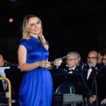 Serena Autieri Instagram – ‘Melodie d’autore in una serata di maggio’
Una serata magica immersa nella splendida cornice del Parco Archeologico del Colosseo di Roma.
Grazie @aeronautica.militare per avermi voluto ancora una volta al suo fianco.

Abito: @giorgioarmani 
gioielli: @roberto_coin