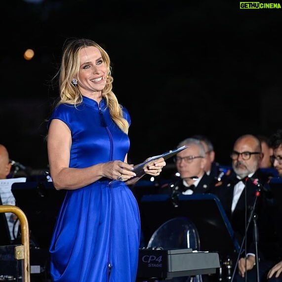 Serena Autieri Instagram - ‘Melodie d’autore in una serata di maggio’ Una serata magica immersa nella splendida cornice del Parco Archeologico del Colosseo di Roma. Grazie @aeronautica.militare per avermi voluto ancora una volta al suo fianco. Abito: @giorgioarmani gioielli: @roberto_coin