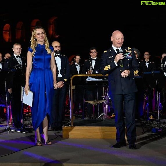 Serena Autieri Instagram - ‘Melodie d’autore in una serata di maggio’ Una serata magica immersa nella splendida cornice del Parco Archeologico del Colosseo di Roma. Grazie @aeronautica.militare per avermi voluto ancora una volta al suo fianco. Abito: @giorgioarmani gioielli: @roberto_coin