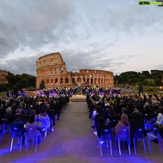 Serena Autieri Instagram - ‘Melodie d’autore in una serata di maggio’ Una serata magica immersa nella splendida cornice del Parco Archeologico del Colosseo di Roma. Grazie @aeronautica.militare per avermi voluto ancora una volta al suo fianco. Abito: @giorgioarmani gioielli: @roberto_coin