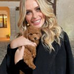 Serena Autieri Instagram - La notte di Natale in compagnia di queste magiche note e del piccolo Dante ❤️ 🐶 Un grazie speciale a Padre Enzo Fortunato, Veronica Maya e al maestro Enzo Campagnoli