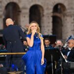 Serena Autieri Instagram - ‘Melodie d’autore in una serata di maggio’ Una serata magica immersa nella splendida cornice del Parco Archeologico del Colosseo di Roma. Grazie @aeronautica.militare per avermi voluto ancora una volta al suo fianco. Abito: @giorgioarmani gioielli: @roberto_coin