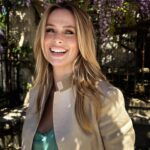 Serena Autieri Instagram - Il glicine🪻 Sono profondamente attratta da questo fiore, ha una fioritura così romantica... In Europa il glicine è da sempre simbolo dell’amicizia, e come l’amicizia, cresce appoggiandosi delicatamente a ciò che gli si offre come supporto, mentre la fioritura è duratura proprio come i frutti di un’amicizia 💕 Un pensiero alle mie meravigliose amiche...