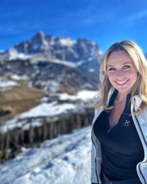 Serena Autieri Instagram - Giorni di sole, amici e famiglia☀️🏔️

#AltaBadia #Dolomiti
@lagaciohotel