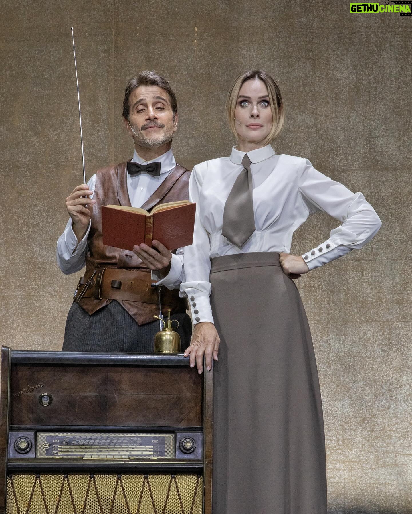 Serena Autieri Instagram - #NAPOLI sta arrivando My Fair Lady! Mancano solo 3 giorni al grande debutto, vi aspettiamo al @teatro_augusteo_napoli dal 1 al 10 marzo π Biglietti disponibili su: ticketone.it o bigliettoveloce.it Cast artistico: Produttore @enricogriselli Adattamento italiano: @vincenzo_incenzo Direzione musicale: @enzocampagnolireal Coreografie: @santuccigianni Costumi: @la_fratto Nel ruolo di Eliza Doolittle: @serena_autieri Nel ruolo di Henry Higghins: @ivancastiglione Nel ruolo di Pickering: @manliodovi9 Nel ruolo di Mrs. Higghins: @fiorettamariofficial Nel ruolo di Alfred Doolittle: @gianfrancophinoofficial Nel ruolo di Mrs. Pearce: @galante.clara Nel ruolo di Freddy Heinsford Hill: @_luca_bacci_