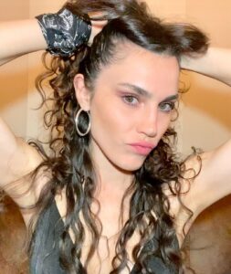 Serenay Aktaş Instagram - Kendi çapımda makyajla, hiç de fena değilim, fark edişiyle s.a. - a.s. postudur.