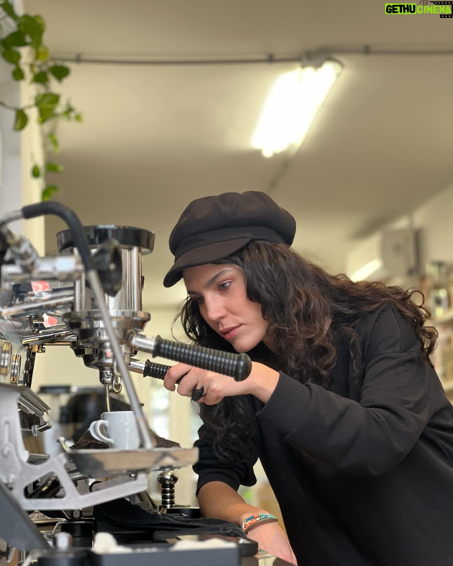 Serenay Aktaş Instagram - Ünlü şampiyon barista arkadaşımdan eğitim aldım da.. 😌 Biraz latte art sıkıntım var, pratikle çözeceğim inş. 🤭 ( #reklam değil, #öneri )