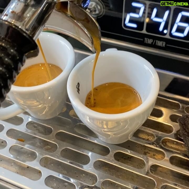 Serenay Aktaş Instagram - Ünlü şampiyon barista arkadaşımdan eğitim aldım da.. 😌 Biraz latte art sıkıntım var, pratikle çözeceğim inş. 🤭 ( #reklam değil, #öneri )