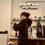 Serenay Aktaş Instagram – Ünlü şampiyon barista arkadaşımdan eğitim aldım da.. 😌
Biraz latte art sıkıntım var, pratikle çözeceğim inş. 🤭
( #reklam değil, #öneri )