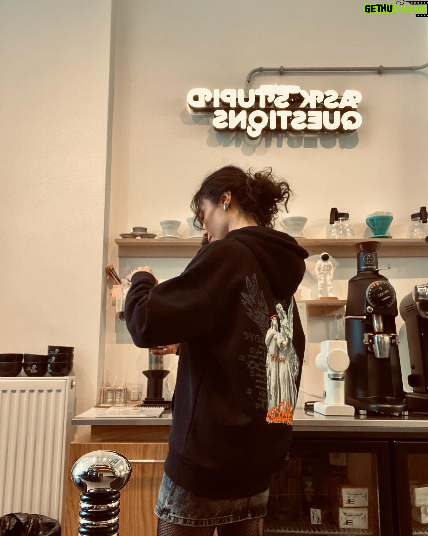 Serenay Aktaş Instagram - Ünlü şampiyon barista arkadaşımdan eğitim aldım da.. 😌 Biraz latte art sıkıntım var, pratikle çözeceğim inş. 🤭 ( #reklam değil, #öneri )