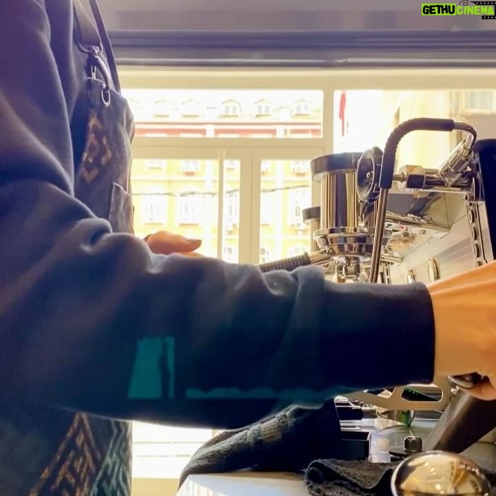 Serenay Aktaş Instagram - Ünlü şampiyon barista arkadaşımdan eğitim aldım da.. 😌 Biraz latte art sıkıntım var, pratikle çözeceğim inş. 🤭 ( #reklam değil, #öneri )