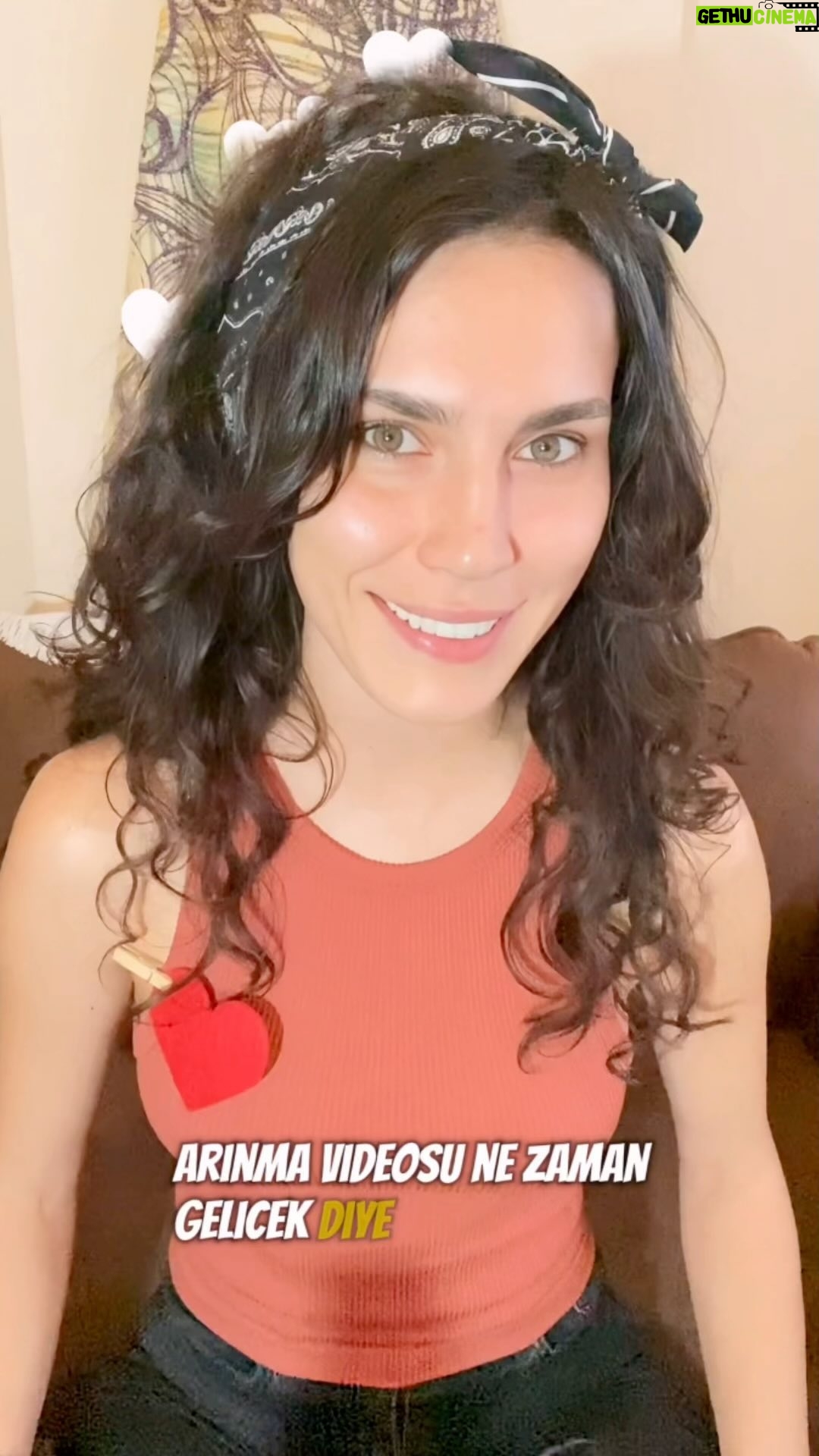 Serenay Aktaş Instagram - Ex'le bağ kesmece 💅🏼 Meditasyon. Arınma. Şükür. Spiritüalizm. Relax. Om. Bye.