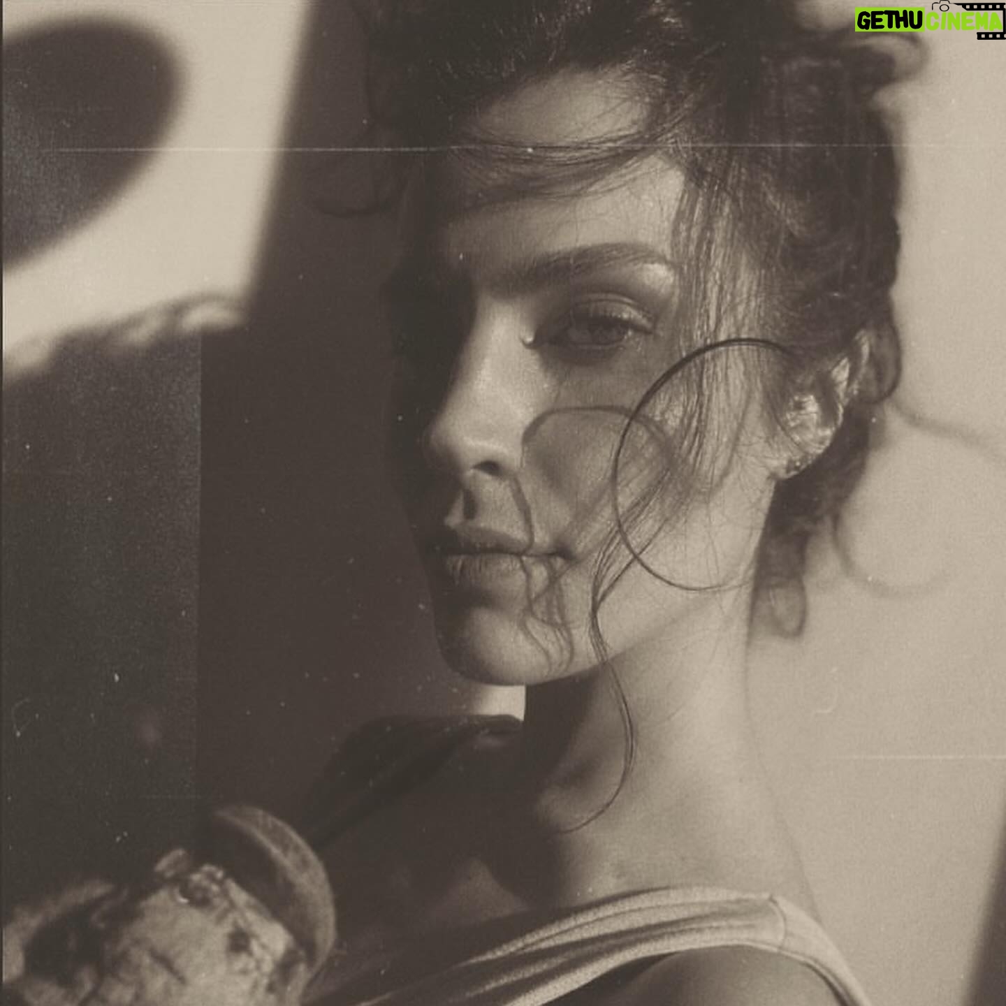 Serenay Aktaş Instagram - galeriden selam. 🌚