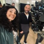 Serenay Aktaş Instagram - #BenBuCihanaSığmazam ailesinin bir parçası olmak çok keyifliydi. Kamera arkasında/önünde inanılmaz tatlı bir ekip var. 🤍 Hepsinin emeklerine sağlık.. Ekibe ve sizlere teşekkür ederim. #BBCS her Salı 20.00 - ATV'de! 🤟🏼 @benbucihanatv @kynproduction @hasangungorresmi 🤗
