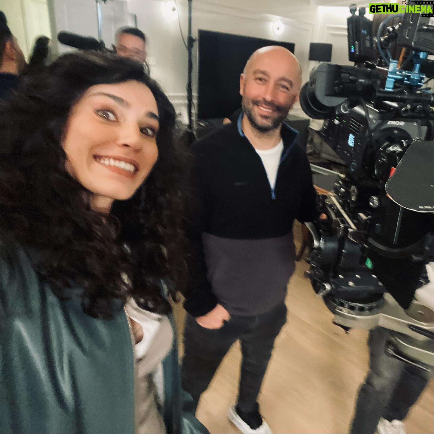 Serenay Aktaş Instagram - #BenBuCihanaSığmazam ailesinin bir parçası olmak çok keyifliydi. Kamera arkasında/önünde inanılmaz tatlı bir ekip var. 🤍 Hepsinin emeklerine sağlık.. Ekibe ve sizlere teşekkür ederim. #BBCS her Salı 20.00 - ATV'de! 🤟🏼 @benbucihanatv @kynproduction @hasangungorresmi 🤗