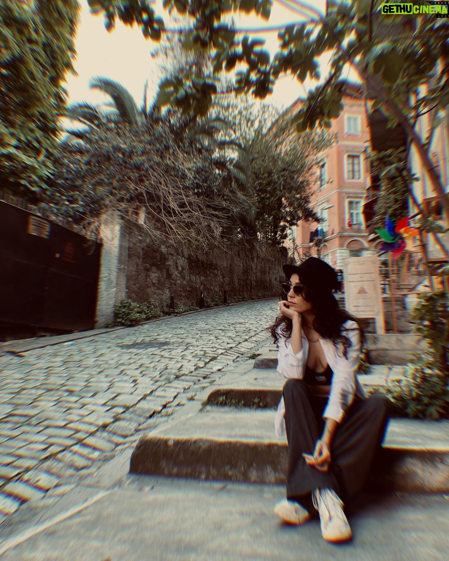 Serenay Aktaş Instagram - make #beyoğlu great again. öpdm😽