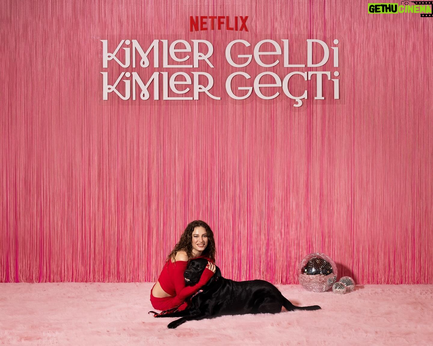 Serenay Sarıkaya Instagram - BENİM TARAFIM BELLİ!!!🫠 KİMLER GELDİ KİMLER GEÇTİ/ THANK YOU NEXT/ TOMORROW/ ONLY ON NETFLIX 😋💕🚀