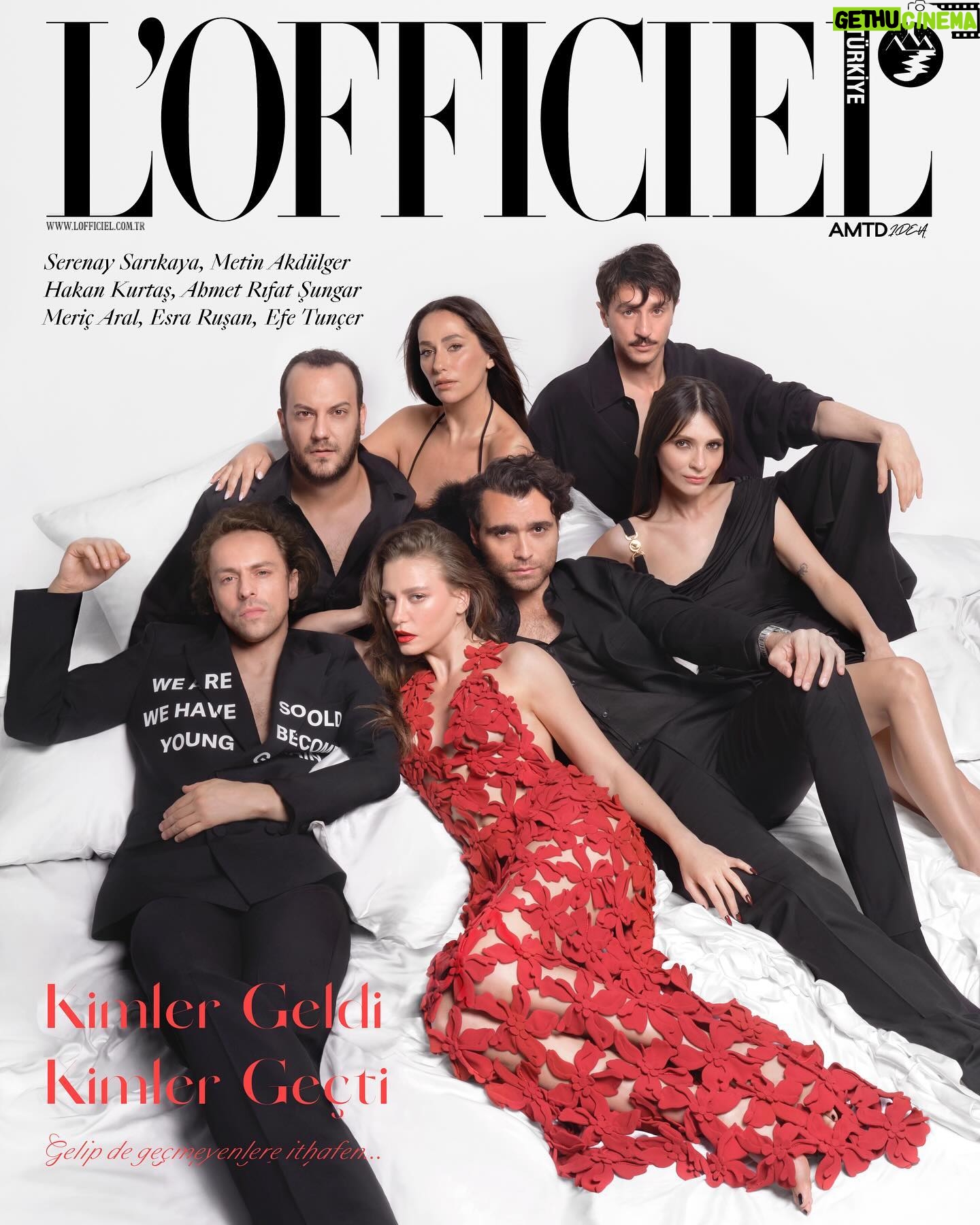 Serenay Sarıkaya Instagram - ♥️♥️♥️LOVE!!!♥️♥️♥️ @lofficielturkiye @netflixturkiye Yayın Direktörü, Moda Direktörü ve Röportaj: @inankirdemir Fotoğraf: @riccardo.apostolico Kreatif Direktör: @mahahaider Moda Editörü: @zekiyekaradag_ Saç & Makyaj: @ondertiryaki ve ekibi Prodüksiyon Direktörü: @cerenkacikoc Set Tasarım: @selincelikiz Kapak Tasarımı: @gedikeren Işık Şefi: @okanataş Fotoğraf Asistanları: Batuhan Dönmez, Cem Şimşek Moda Asistanları: @ecealtun_, @betulozkasli, @selmansavat Prodüksiyon Ekibi: @ipeekkcolakoglu @bugrazor Set Tasarım Asistanı: Gülsu Erdim İletişim Ajansı: @golin.istanbul