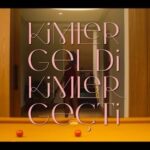 Serenay Sarıkaya Instagram – LOVVVEEEEEBOMMBINGGGGGG♥️♥️♥️
Kimler Geldi Kimler Geçti (KGKG)// Thank you next 
9 Mayıs// May 9th 👉🏼 @netflixturkiye ♥️🌹