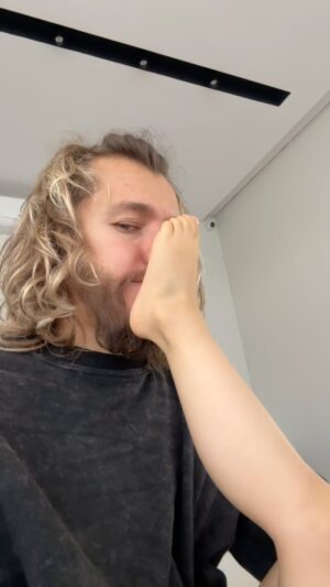 Sergey Romanovich Instagram - Только одна девушка может вытирать об меня ноги🤣