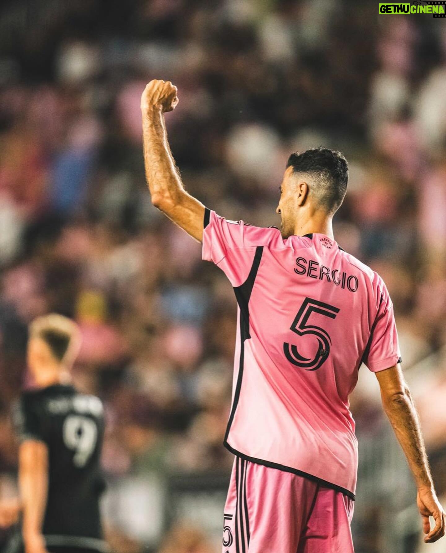 Sergio Busquets - 323.4K Likes - Feliz por la victoria y por el gol con dedicatoria especial 🫶🏼🤰🏼🩷🖤