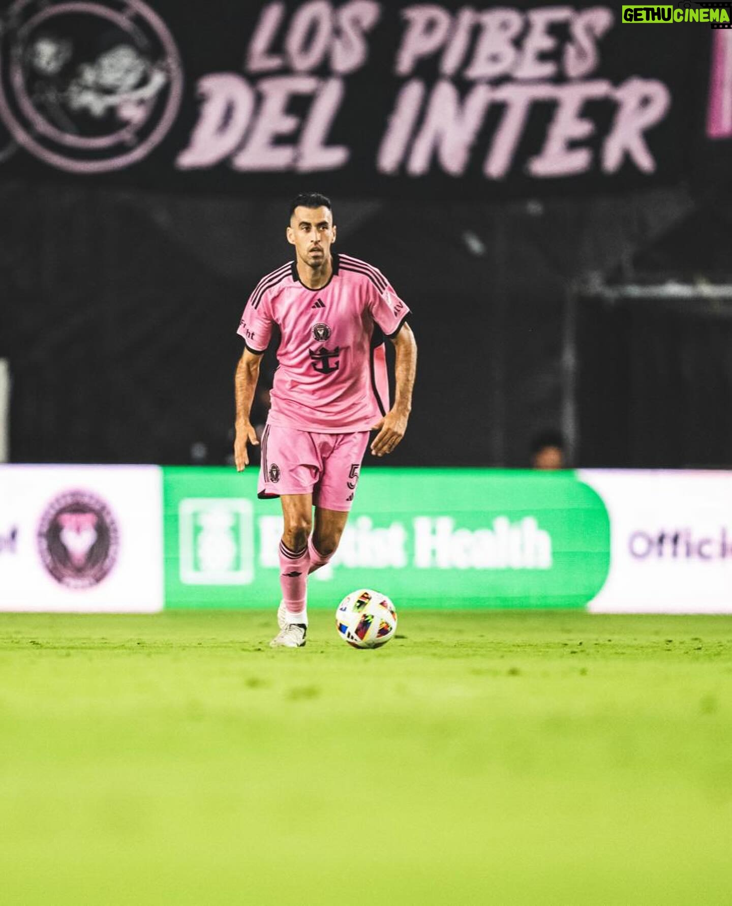 Sergio Busquets - 323.4K Likes - Feliz por la victoria y por el gol con dedicatoria especial 🫶🏼🤰🏼🩷🖤