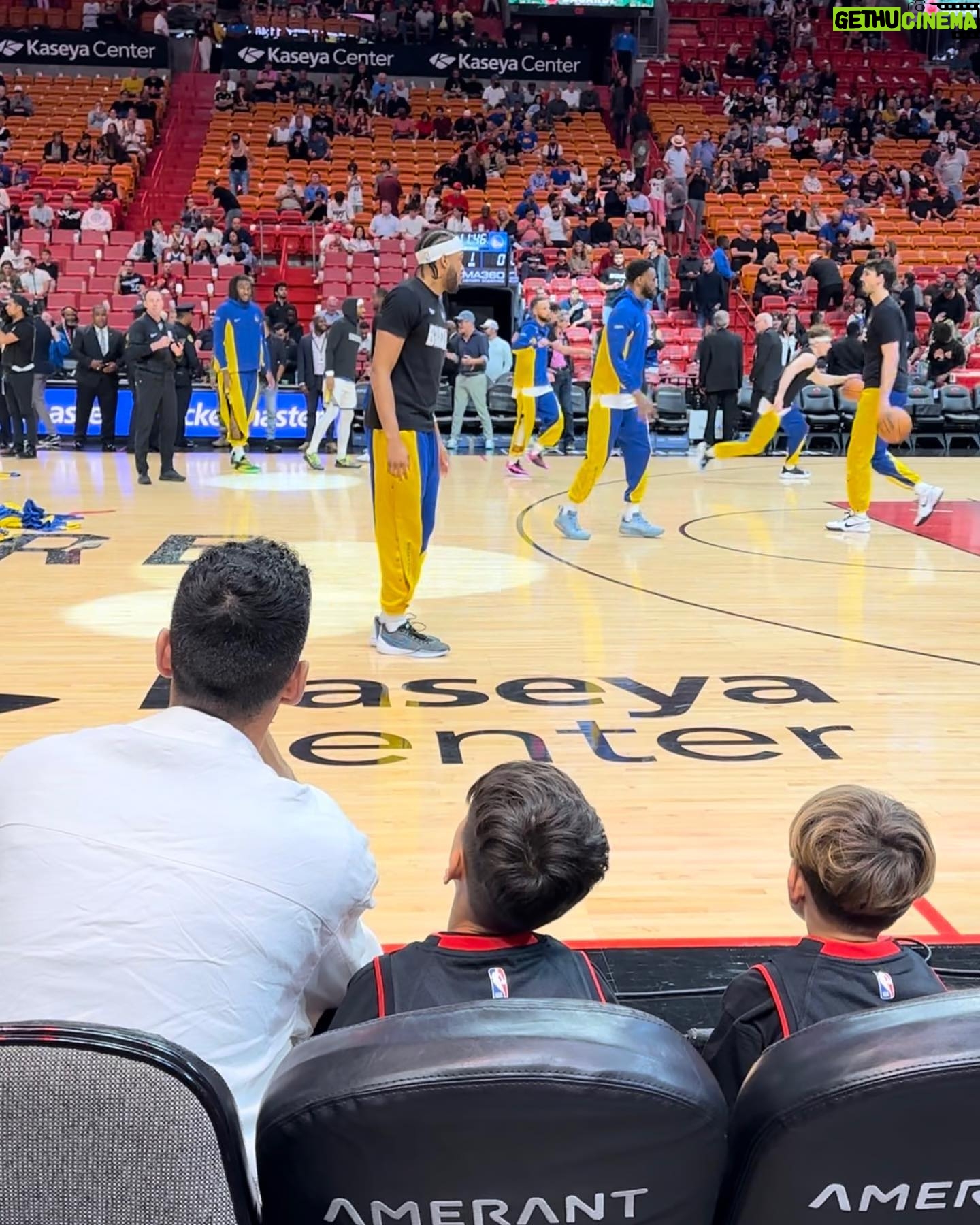 Sergio Busquets Instagram - Diafruntado de la @nba @miamiheat x @warriors 🏀