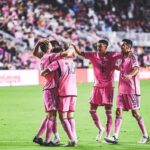 Sergio Busquets Instagram - Gran partido y pase a la siguiente ronda 🩷🖤 @thechampions @intermiamicf