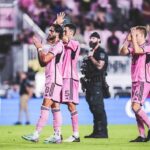 Sergio Busquets Instagram - Gran partido y pase a la siguiente ronda 🩷🖤 @thechampions @intermiamicf