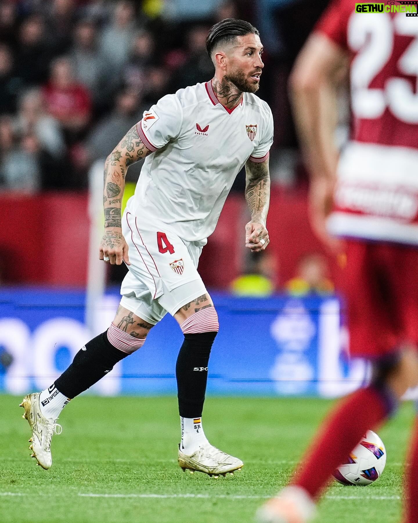 Sergio Ramos Instagram - Una noche redonda en casa. Gran partido colectivo, portería a cero y tres puntos más. A esto se le llama disfrutar del fútbol. A great night at home, a solid team performance, a clean sheet and another three points. This is what football’s all about. ¡Seguimos, @sevillafc!